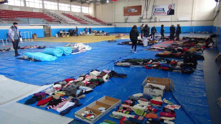 Kapalı spor salonu depremzedeler için 'Sosyal Markete' dönüştürüldü