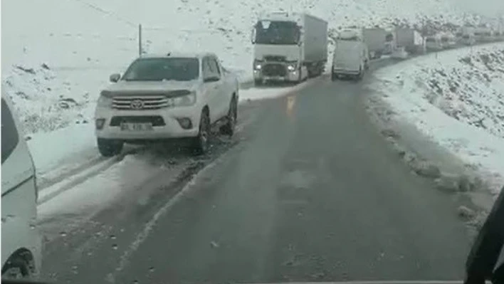 Kar yağışı ulaşımı aksattı