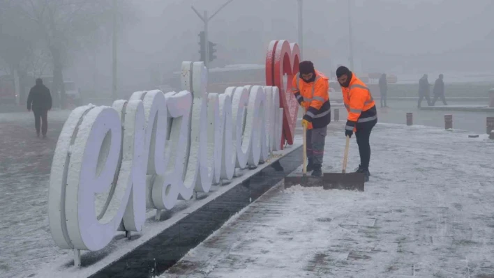 Kar yağışının etkili olduğu Erzincan'da sisten görüş mesafesi 3 metreye kadar düştü