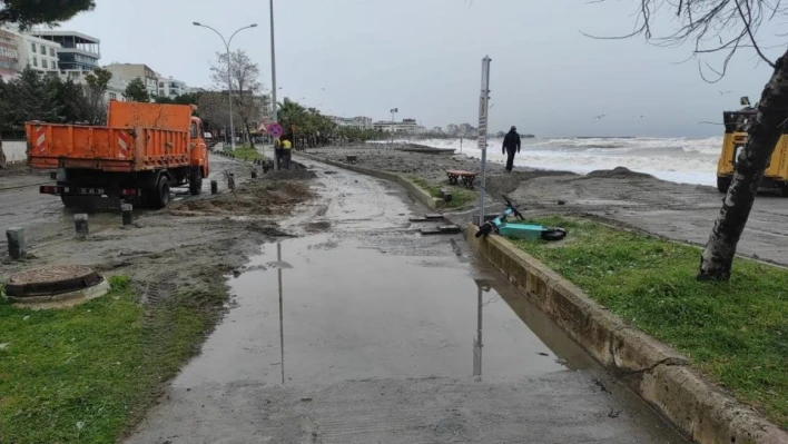 Karadeniz'in dev dalgalarının dövdüğü sahil temizlendi