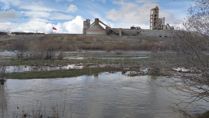 Karasu Nehri coştu