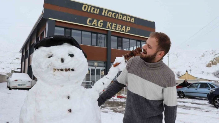 Kardan adam, iş yerine gelenleri cağ kebabı ile karşılıyor