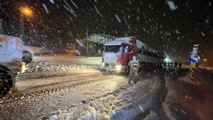 Kardan dolayı yolda kalan öğrencileri jandarma misafir etti