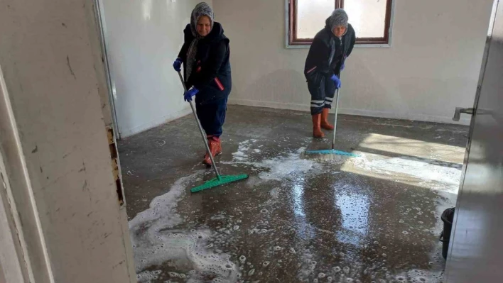 Karesi'de depremzedeler için tahsis edilen evler temizleniyor