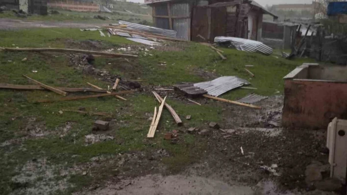 Karkaoçan'da fırtına evlerin çatılarını uçurdu