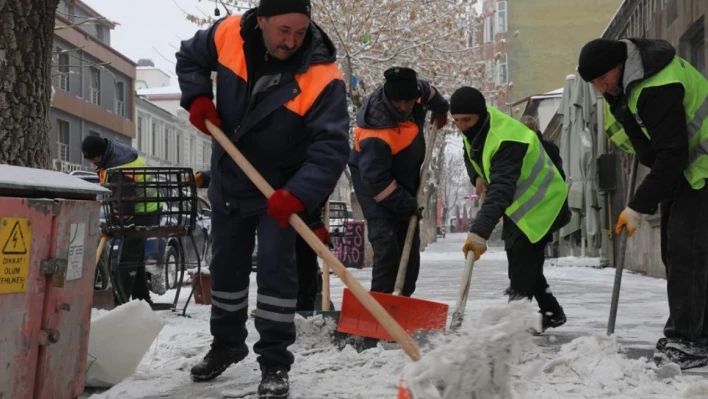 Kars Belediyesi'nden buz mesaisi