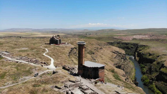 Kars'ta, '40 kapılı şehir' yoğun ilgi görüyor