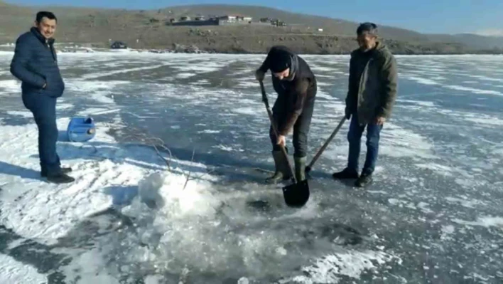 Kars'ta balıkçıların Eskimo usulü balık avı kamerada