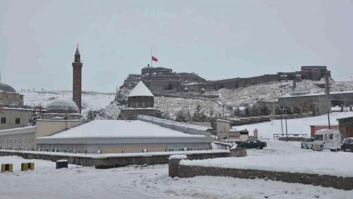 Kars'ta bayraklar yarıya indirildi