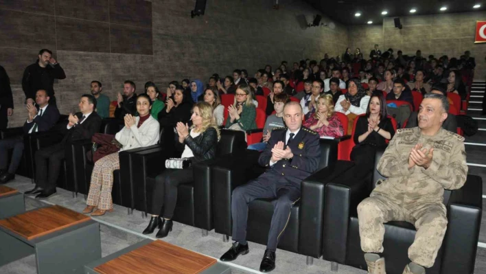 Kars'ta bilgi yarışması finalinde okullar ter döktü