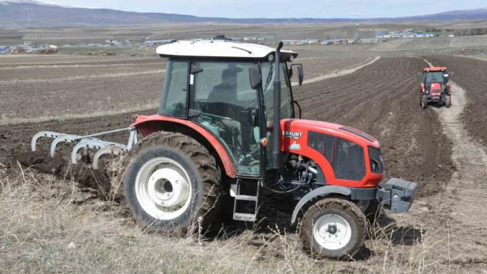 Kars'ta çiftçilerin tarla ekimi başladı
