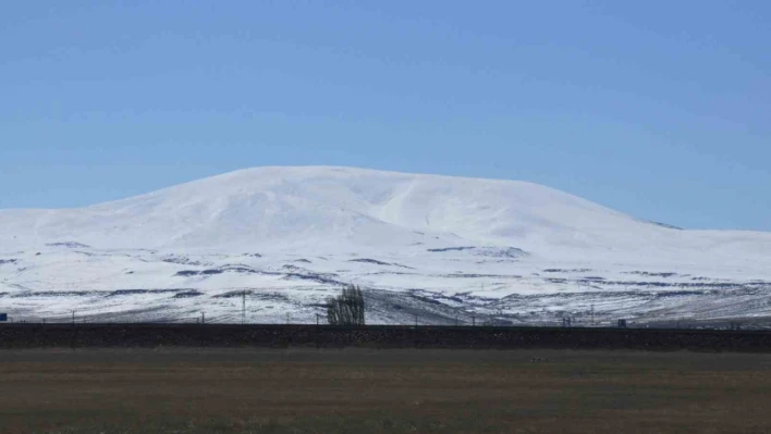 Kars'ta dağlar beyaz örtüyle kaplandı