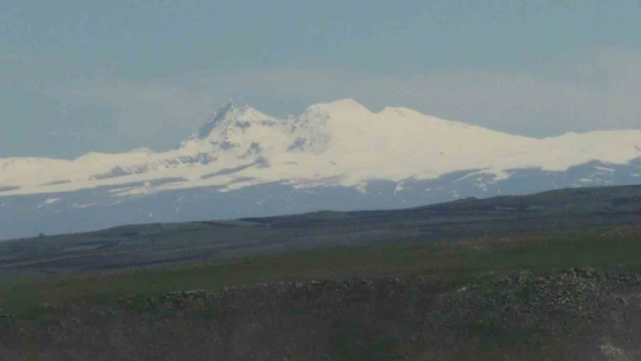 Kars'ta dağların zirvesi beyaza büründü