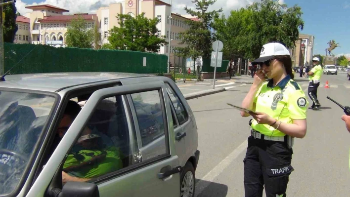 Kars'ta emniyet kemeri takmayan sürücülere ceza kesildi