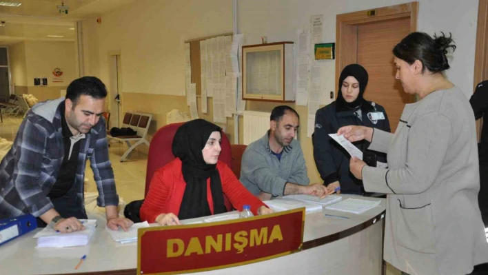 Kars'ta sandık başkanları torbalarını adliyeden aldı