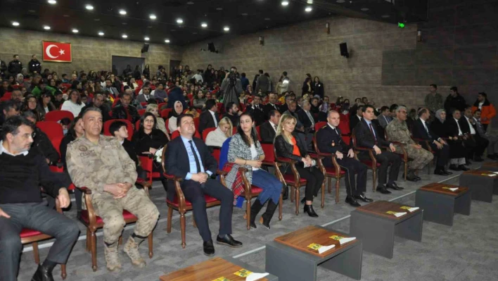 Kars'ta şiirler polisler için okundu