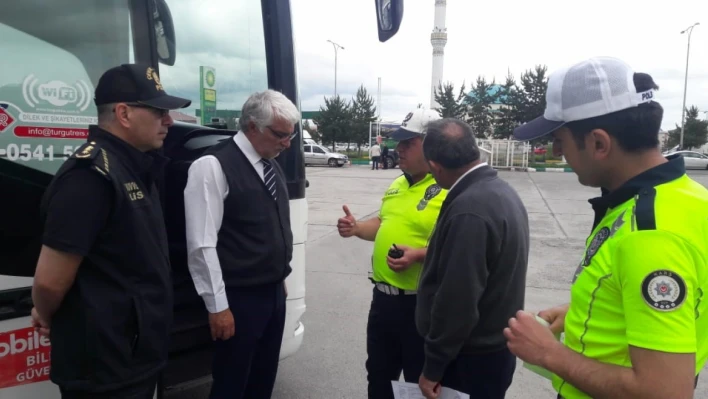 Kars'ta sürücülere ve yolculara trafik kuralları anlatıldı