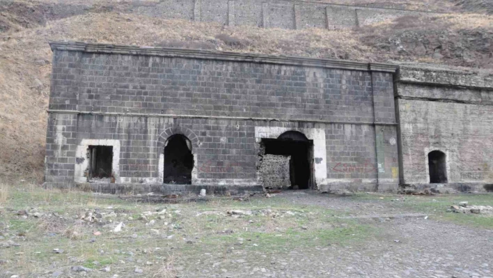 Kars'ta tarihi yapılar yok oluyor