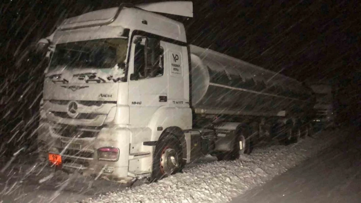 Kars'ta tırlar tipi nedeniyle yolda mahsur kaldı