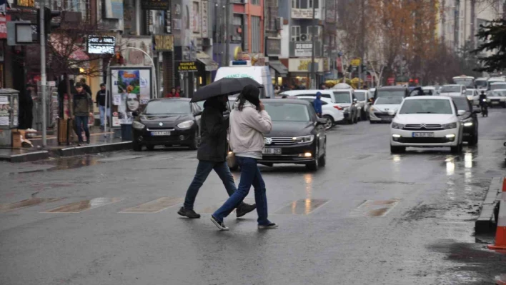 Kars'ta yağmur etkili oluyor