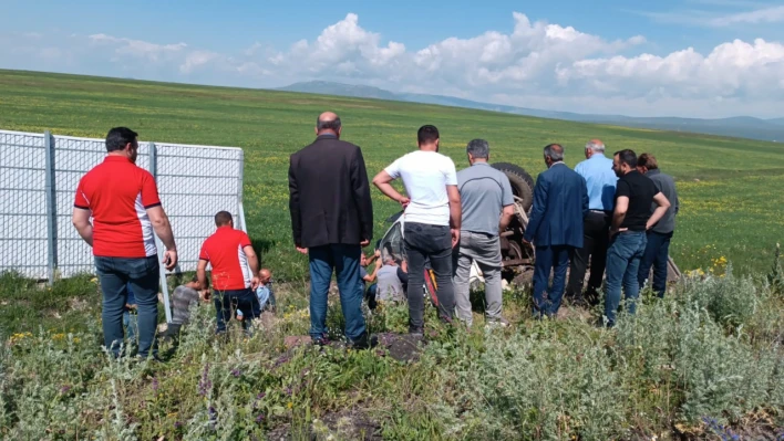 Kars'ta yoldan çıkan kamyon şarampole devrildi