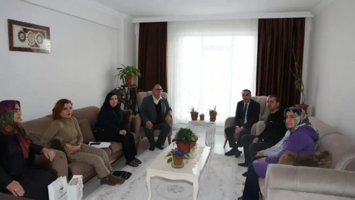 Kars Valisi Öksüz'den depremzedelere ziyaret