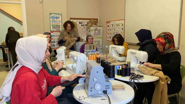 Kartal'da ev hanımları depremzedeler için kıyafetler dikiyor