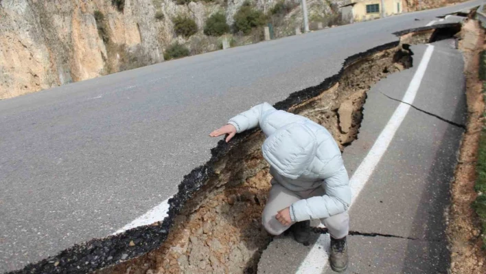 Kartalkaya Barajı'nda yol ortadan ikiye ayrıldı