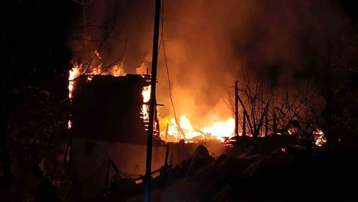 Kastamonu'da iki katlı ahşap ev yangında kullanılamaz hale geldi