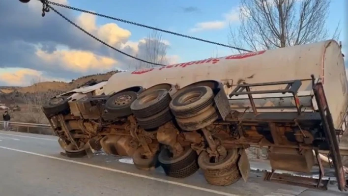 Kastamonu'da yakıt tankeri devrildi, yol trafiğe kapandı