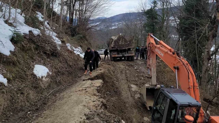 Kastamonu'da yaşanan heyelan sonrası mahallenin yolu ulaşıma kapandı