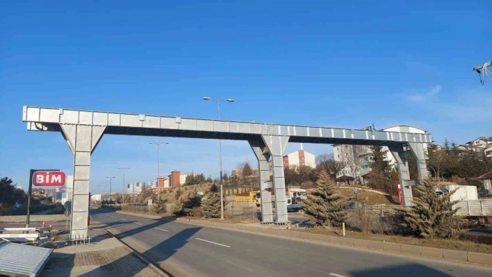 Kastamonu'da yaya üstgeçidinin tabliye montajı yapıldı