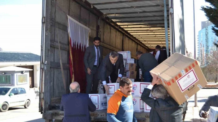 Katar Büyükelçiliği çalışanları deprem bölgesindeki yardımlarına devam ediyor