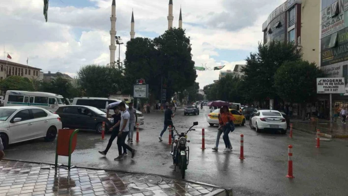 Kavurucu sıcakların hakim olduğu Iğdır'da yağmur yağdı