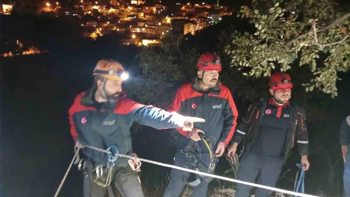 Kayalıklarda mahsur kalan şahıs AFAD ekiplerince kurtarıldı