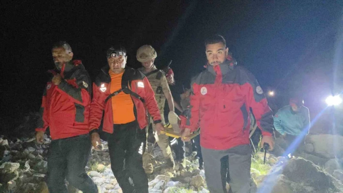 Kayalıklardan düşen kadını ekipler kurtardı