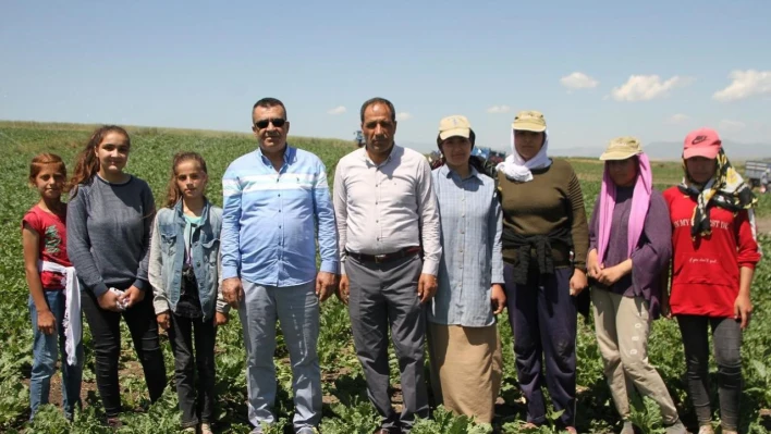 Kaymakam Bayram, tarlada çalışan çiftçilerle bayramlaştı