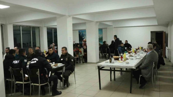 Kaymakam Özçelik, polislerle iftar yaptı