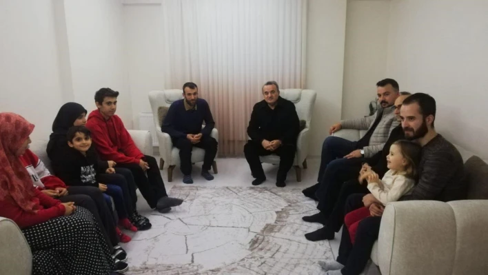 Kaymakam Öztürk ilçeye yerleşen depremzedeler ile bir araya geldi