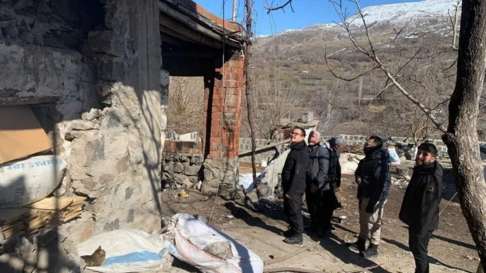 Kaymakam Yılmaz, depremde hasar gören evleri inceledi