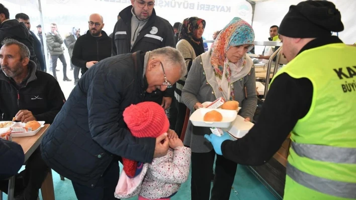 Kayseri Büyükşehir Belediyesi, İlk Konteyner Kentte Sıcak Yemek Dağıtıyor