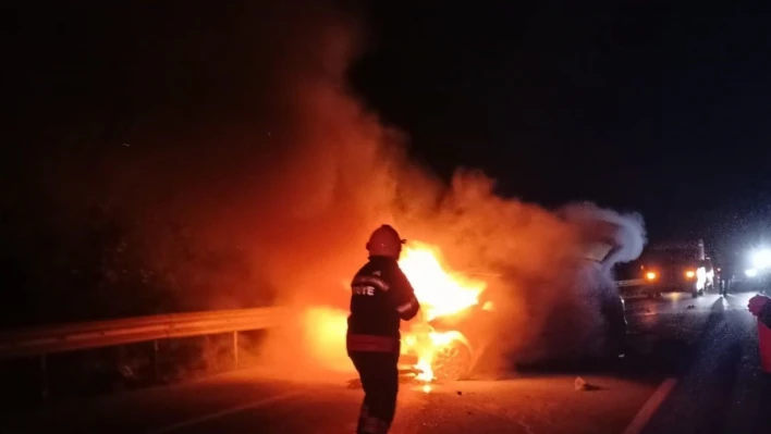 Kaza yapan araç alev topuna döndü