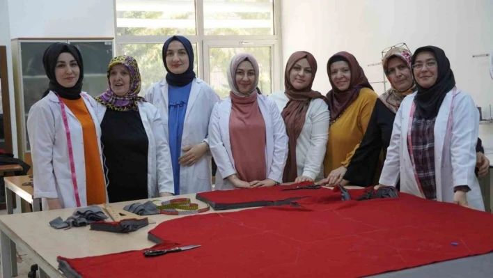 KEÇMEK'te depremzedeler için kıyafet üretiliyor