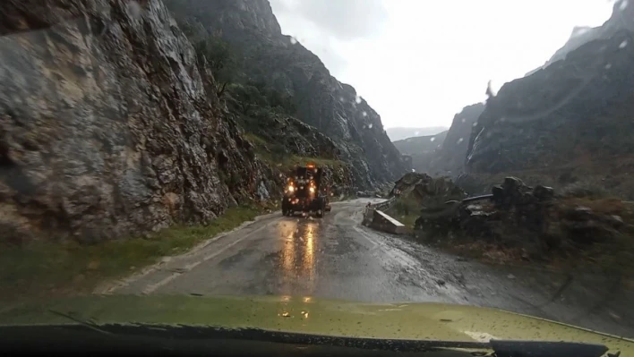 Kemaliye'de sağanak ve dolu yağışı etkili oldu