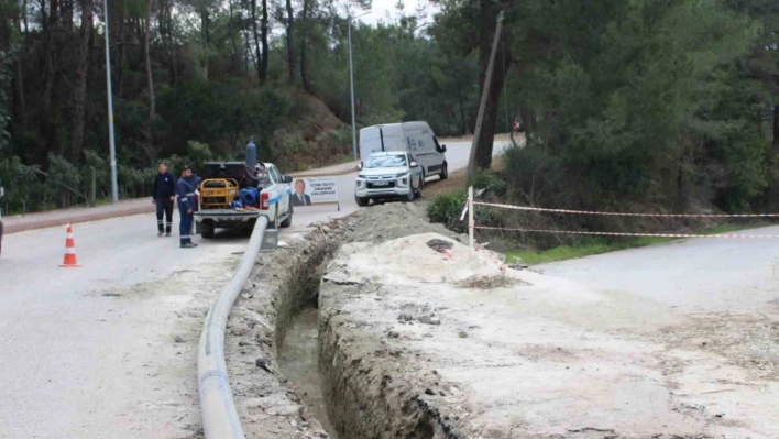 Kemer'de oteller bölgesinin içme suyu hattı yenileniyor