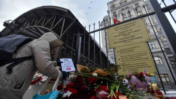 Kiev halkı, Türk Büyükelçiliğine karanfil bıraktı