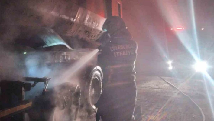 Kırklareli'nde hafriyat kamyonu alev aldı