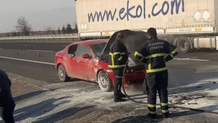 Kırklareli'nde yabancı plakalı otomobil seyir halinde alev aldı