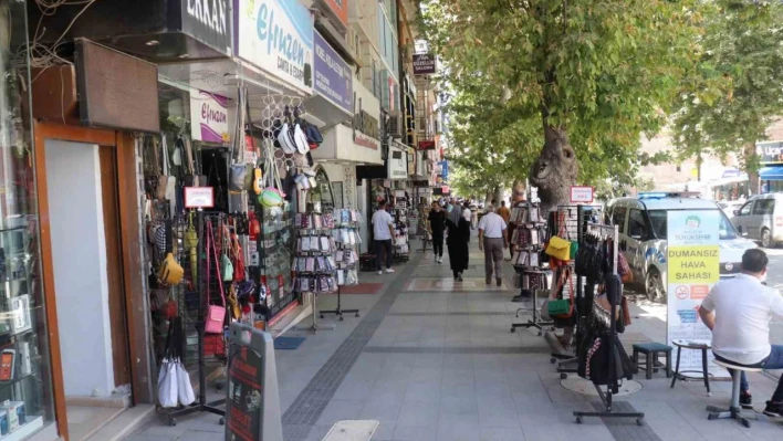 Kışla Caddesi'nde elektrik kesintisine esnaftan tepki