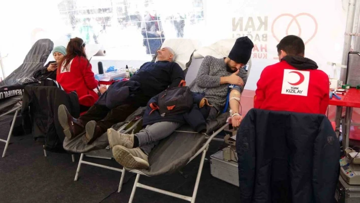 Kızılay depremzedeler için Taksim Meydanı'nda kan bağışı kampanyası başlattı